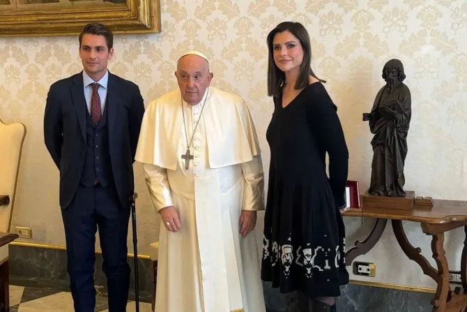 El Papa Francisco junto a Olivia Muriel y su marido en el Vaticano