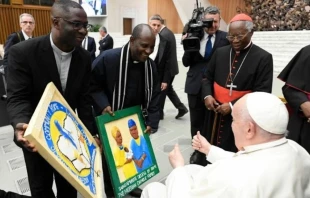 El Papa Francisco recibe a la comunidad nigeriana en Roma el Lunes Santo de 2024. Crédito: Vatican Media.