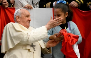 Imagen referencial del Papa Francisco con una niña durante una Audiencia General Crédito: Vatican Media