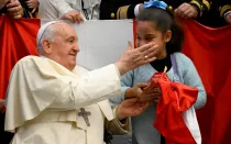 Imagen referencial del Papa Francisco con una niña durante una Audiencia General