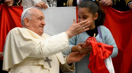 Imagen referencial del Papa Francisco con una niña durante una Audiencia General