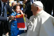 El Papa Francisco saluda a una niña en Mongolia.