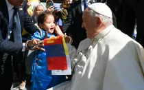 El Papa Francisco saluda a una niña en Mongolia.