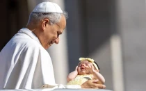 El Papa León recibe a una bebé durante un recorrido en la Plaza de San Pedro.