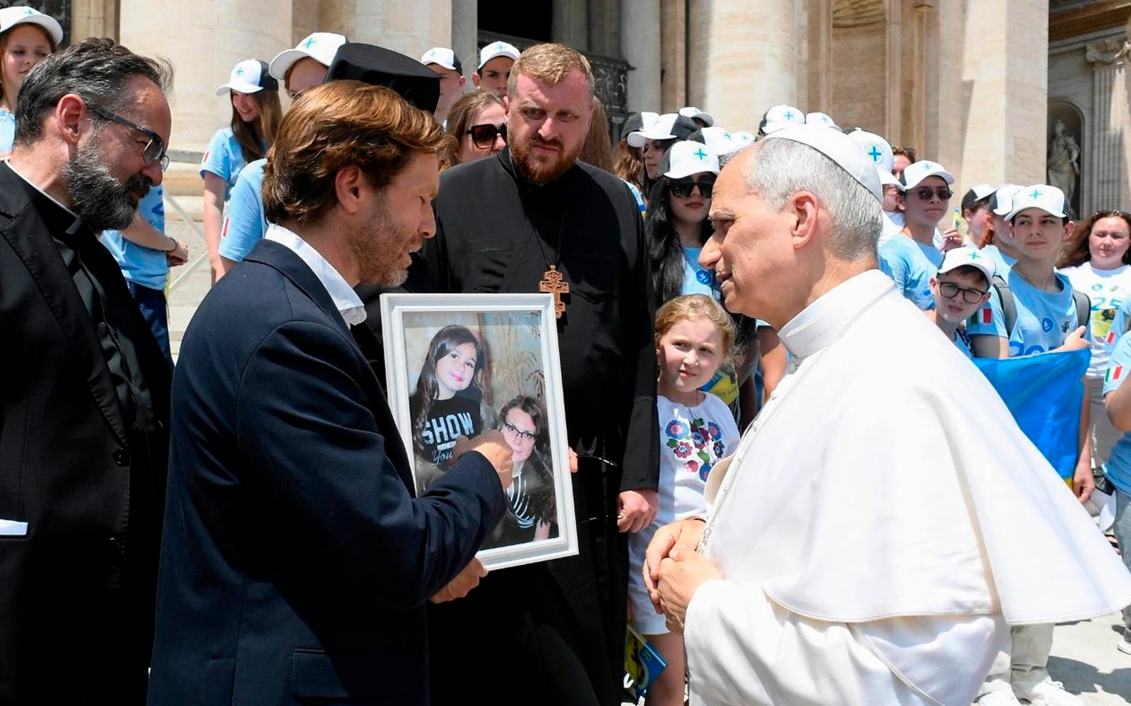 El periodista italiano Vito Della Torre enseña la foto de María y su madre Irina al Papa?w=200&h=150