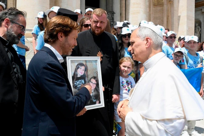 El periodista italiano Vito Della Torre enseña la foto de María y su madre Irina al Papa