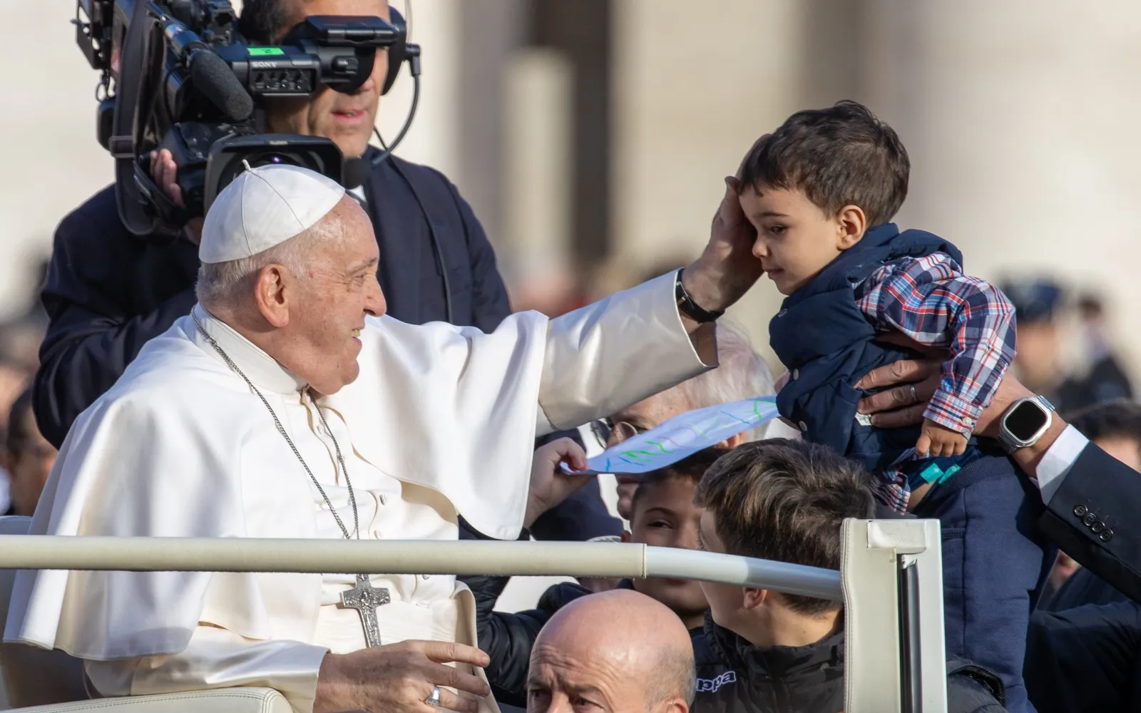 Imagen del Papa Francisco saludando a un niño en la Audiencia General del miércoles 22 de noviembre?w=200&h=150
