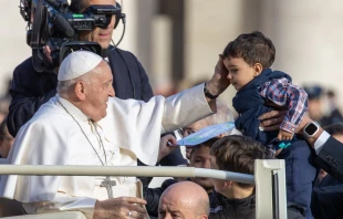 Imagen del Papa Francisco saludando a un niño en la Audiencia General del miércoles 22 de noviembre Crédito: Daniel Ibáñez/ACI Prensa