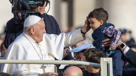 Imagen del Papa Francisco saludando a un niño en la Audiencia General del miércoles 22 de noviembre