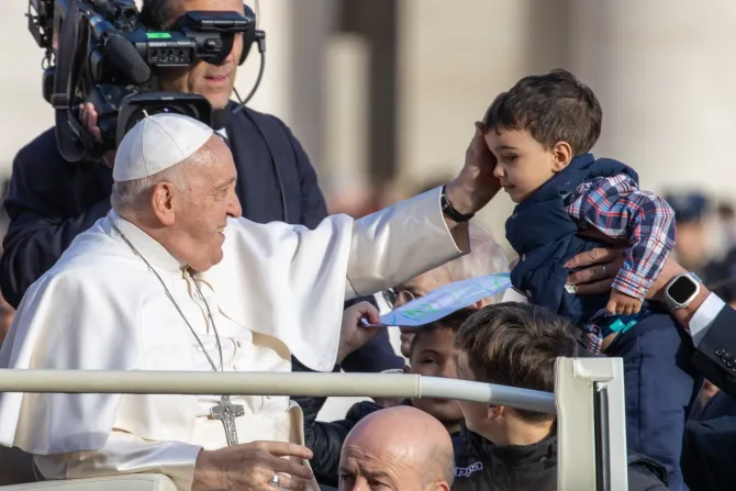 Imagen del Papa Francisco saludando a un niño en la Audiencia General del miércoles 22 de noviembre