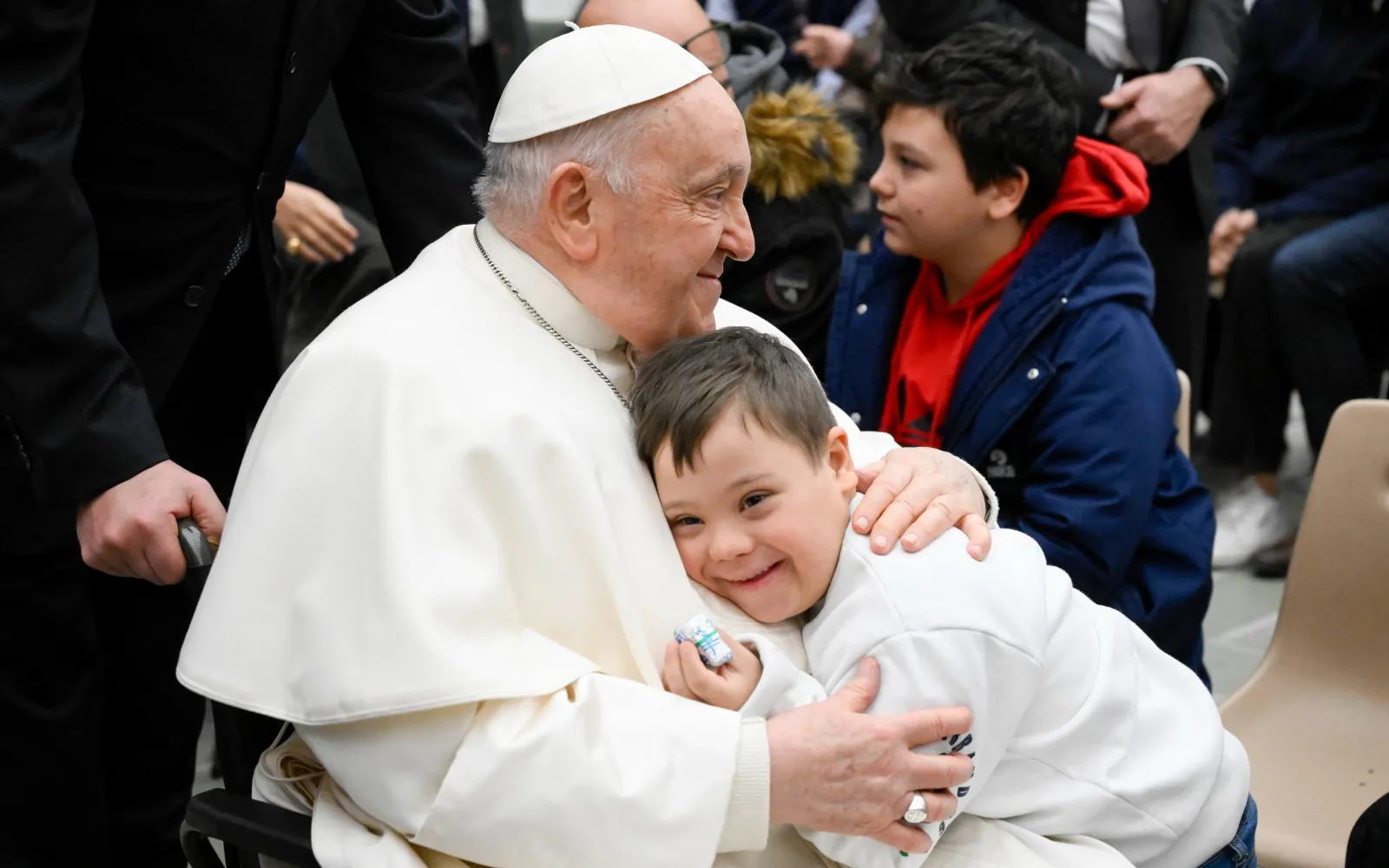 Imagen del Papa Francisco abrazando a un niño tras una Audiencia General?w=200&h=150
