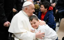 Imagen del Papa Francisco abrazando a un niño tras una Audiencia General