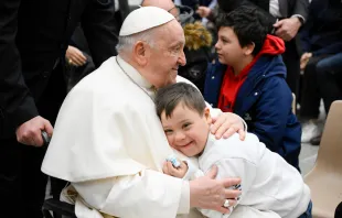 Imagen del Papa Francisco abrazando a un niño tras una Audiencia General Crédito: Vatican Media