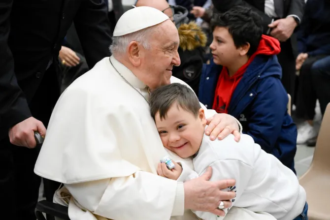 Imagen del Papa Francisco abrazando a un niño tras una Audiencia General