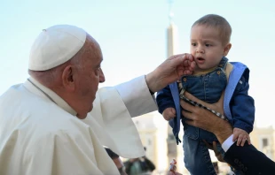 Imagen referencial del Papa Francisco saludando a un niño durante una Audiencia General Crédito: Daniel Ibáñez/ EWTN News