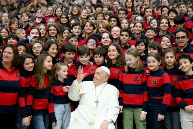 Imagen referencial del Papa Francisco con grupo de niños tras la Audiencia General del 31 de enero 2024