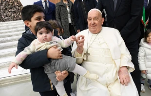 El Papa Francisco con niños durante una Audiencia General en el Aula Pablo VI en febrero de 2025 Crédito: Vatican Media