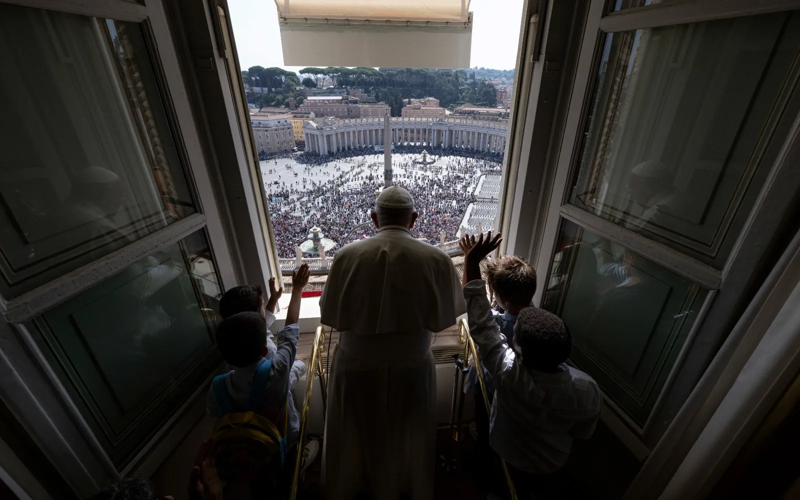 El Papa Francisco junto a un grupo de niños durante el Ángelus?w=200&h=150