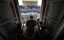 El Papa Francisco junto a un grupo de niños durante el Ángelus