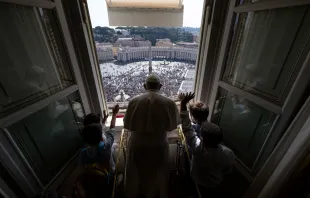 El Papa Francisco junto a un grupo de niños durante el Ángelus Crédito: Vatican Media