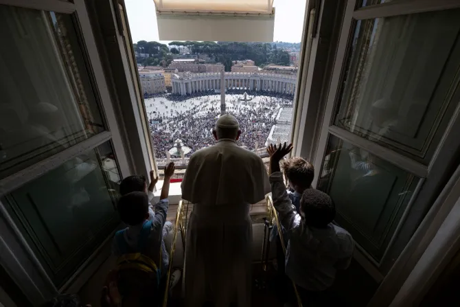 El Papa Francisco junto a un grupo de niños durante el Ángelus