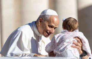 El Papa León XIV bendice a una niña en la Plaza de San Pedro. Crédito: Daniel Ibáñez/EWTN.
