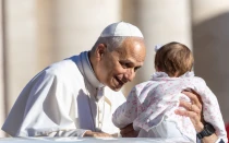 El Papa León XIV bendice a una niña en la Plaza de San Pedro.