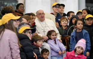El Papa Francisco con niños durante una Audiencia General en el Aula Pablo VI Crédito: Vatican Media