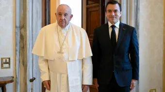 Imagen del Papa Francisco con el presidente de Ecuador este 13 de mayo