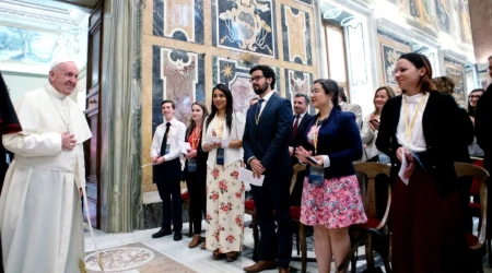 El Papa Francisco, con los participantes en la Escuela de Verano del Observatorio Astronómico del Vaticano en 2018.