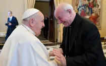 El Papa Francisco con el presidente de la Academia para la Vida, Mons. Vincenzo Paglia, este 12 de febrero