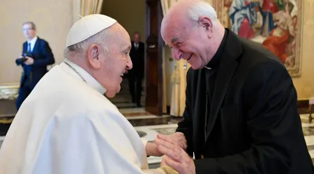 El Papa Francisco con el presidente de la Academia para la Vida, Mons. Vincenzo Paglia, este 12 de febrero