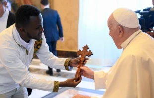 El Papa Francisco saluda a un miembro del movimiento estudiantil católico "Pax Romana". Crédito: Vatican Media.