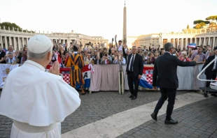 El Papa León XIV saluda a los peregrinos croatas presentes en la Plaza de San Pedro. Crédito: Vatican Media.