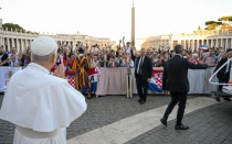 El Papa León XIV saluda a los peregrinos croatas presentes en la Plaza de San Pedro.
