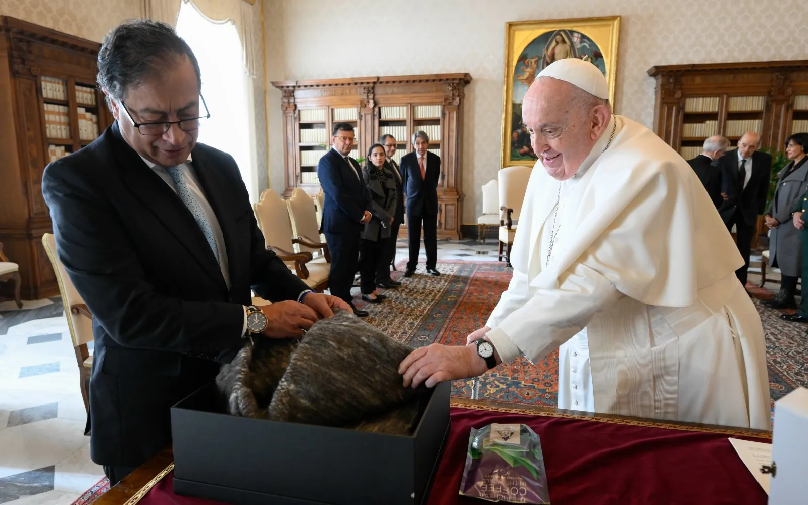 El presidente de Colombia regala un poncho colombiano al Papa Francisco?w=200&h=150