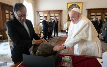 El presidente de Colombia regala un poncho colombiano al Papa Francisco
