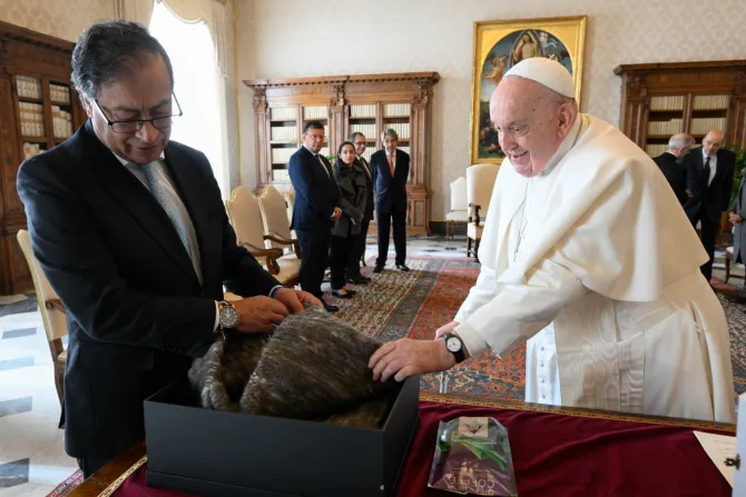 El presidente de Colombia regala un poncho colombiano al Papa Francisco