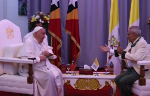 El Papa Francisco conversa con el presidente de Timor Oriental, José Ramos Horta Crédito: Daniel Ibáñez/ EWTN News