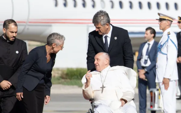 El Papa Francisco departe con la primera ministra de Francia, Élisabeth Borne, a su llegada a Marsella. Crédito: Daniel Ibáñez / ACI Prensa