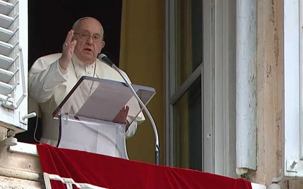 El Papa Francisco imparte su bendición tras el rezo del Regina Coeli el primer lunes de Pascua de 2024.?w=200&h=150
