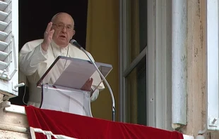 El Papa Francisco imparte su bendición tras el rezo del Regina Coeli el primer lunes de Pascua de 2024. Crédito: Vatican Media.