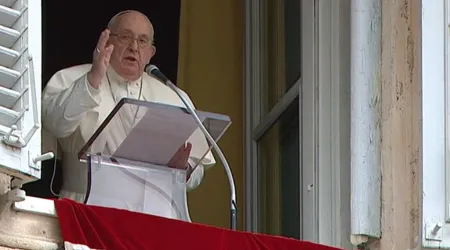 El Papa Francisco imparte su bendición tras el rezo del Regina Coeli el primer lunes de Pascua de 2024.