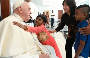 El Papa Francisco saluda a niños refugiados en Yakarta Crédito: Vatican Media