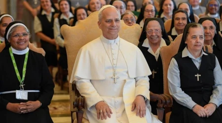 Papa León con Religiosas