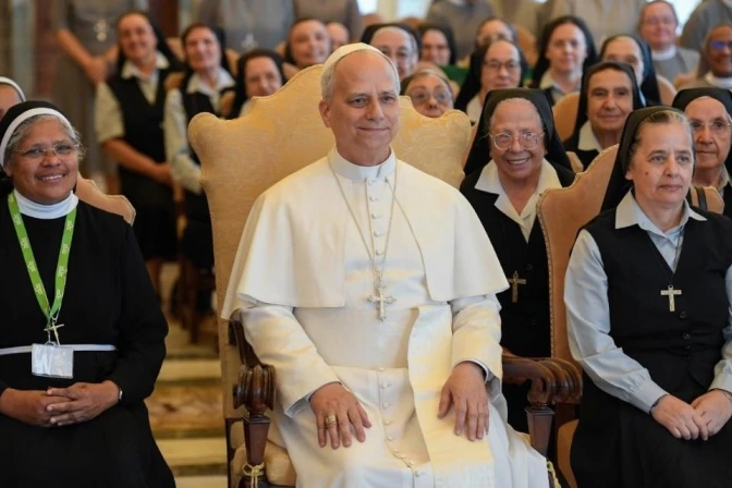 Papa León con Religiosas