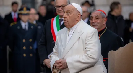 El Papa Francisco reza por la paz ante la Inmaculada Concepción