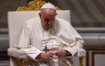 Imagen referencial del Papa Francisco en oración