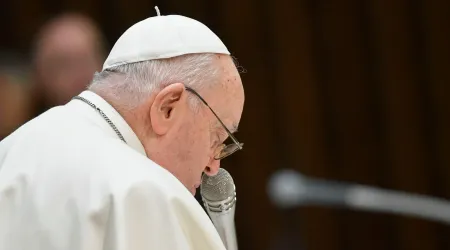 El Papa Francisco reza durante la Audiencia General de este 24 de enero