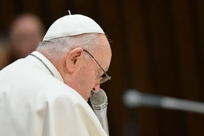 El Papa Francisco reza durante la Audiencia General de este 24 de enero